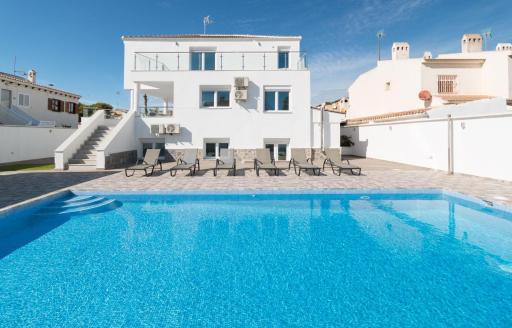 6 Bed Modern Luxury Villa 5 Min Walk to Beach! - Housity