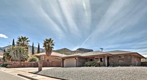 Mountain View Desert Home - 25 Mins to White Sands - Housity