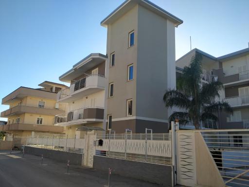 B&B White One - Housity