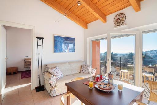 Bright Apartment Como Cavallasca - Housity