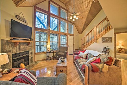 Luxurious StoneBridge Lodge with Resort Amenities! - Housity