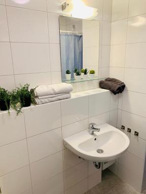 Direkte Uninähe: Ferienwohnung mit großem Doppelbett, Küchenzeile und neu renoviertem Badezimmer - Housity