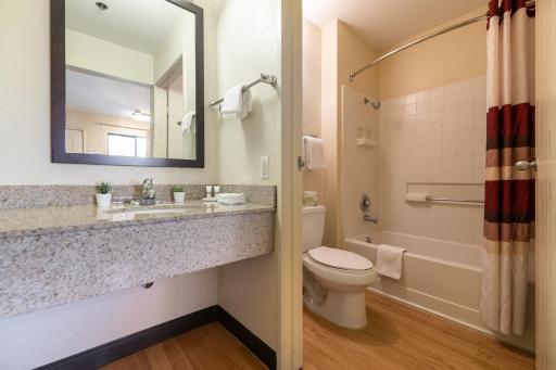 California Inn and Suites, Rancho Cordova - Housity