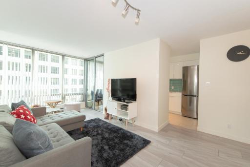 Chic 2-Bedroom in Central Downtown with Stunning Water Views - Housity