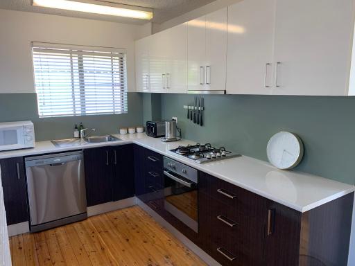 2 Bed Bar Beach Apartment - stroll to beach & cafes, supermarket apartment number 6 - Housity