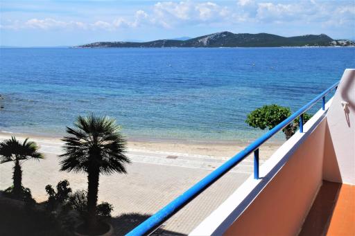 Nea Styra seafront apartment with stunning view - Housity