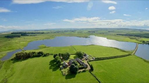 Charming cottage with loch and hill views nr Edinburgh - Housity