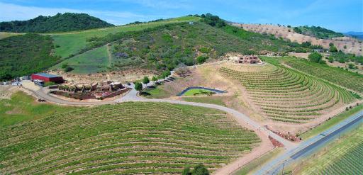 Sirena Vineyard Resort - 3 Bedroom guest house - Housity