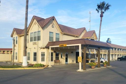 Days Inn by Wyndham Westley - Housity