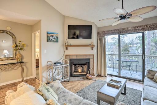 Bright Family  with Pool Walk to Private - Housity