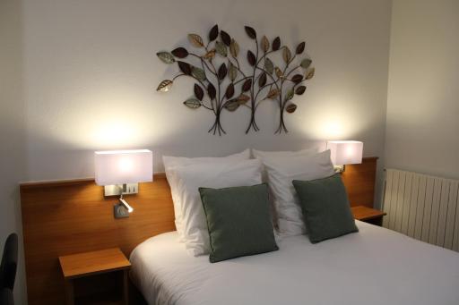 Logis Hotel De Paris - Housity