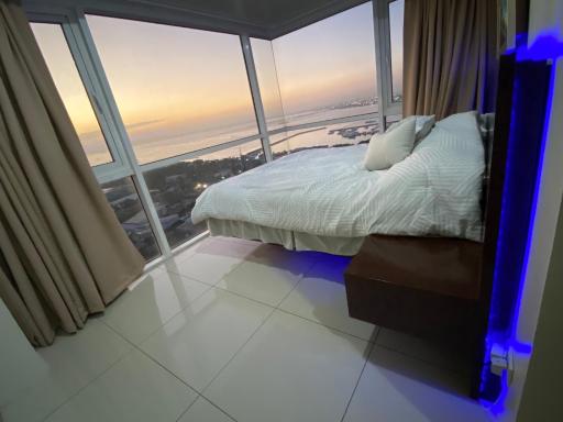 Deluxe End Unit Overlooking Manila Bay - Housity