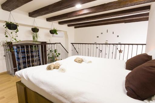 Sweet getaway apartment - central & parking - Housity