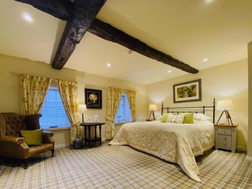The Moon Inn at Stoney Middleton - Housity