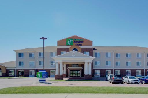 Holiday Inn Express & Suites Le Mars by IHG - Housity