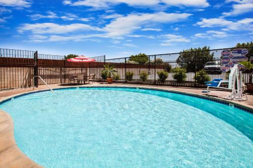 Days Inn & Suites by Wyndham Antioch - Housity
