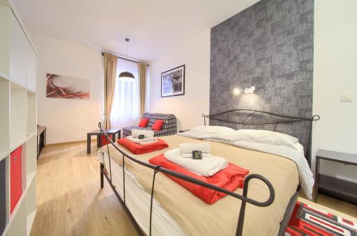Logo apartments 5 min walk to main square - Housity
