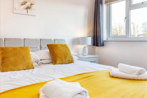 4 Bedrooms Cosy Family Home, Super-Fast Wi-Fi, Free Parking, The Saddlers Gateway - Housity