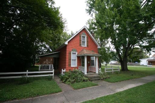 Downtown 2 Bedroom Cottage, Sleeps 6, Walking Distance to Honeywell, Downtown Restaurants, Shopping - Housity