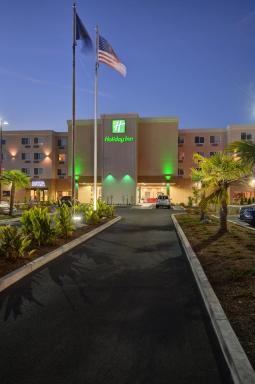 Holiday Inn - Salem, an IHG Hotel - Housity