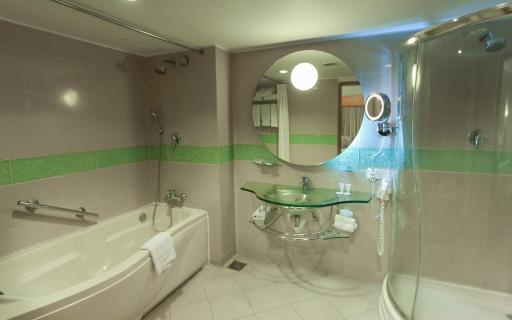 Lakeshore Hotel & Apartments - Housity