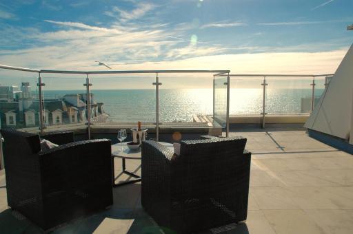 Airhost's Brighton's Best Green Diamond Escape with Sea Views - Hizvo