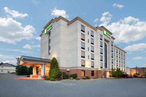 Holiday Inn Express & Suites Bloomington by IHG - Housity