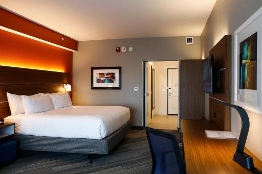 Holiday Inn Express & Suites Downtown Louisville, an IHG Hotel - Housity