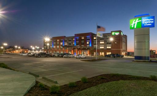 Holiday Inn Express & Suites - Dodge City by IHG - Housity