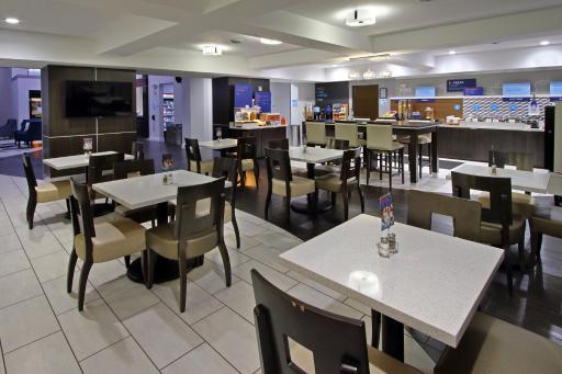 Holiday Inn Express and Suites Houston North - IAH Area, an IHG Hotel - Housity
