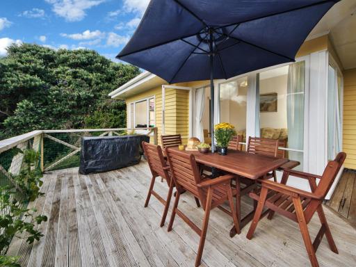 Surfer's Sunshine Cottage - Piha Holiday Home - Housity