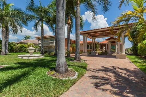 Waterfront Villa on Protected Cove - Housity