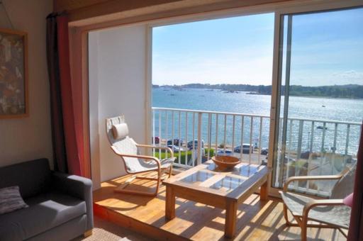 Appartement avec SUPERBE VUE MER et terrasse, à 100m plages à TREGASTEL - Ref 97 - Housity