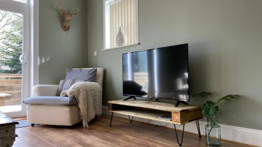 Self contained 1 Bedroom bungalow with private decking - Housity