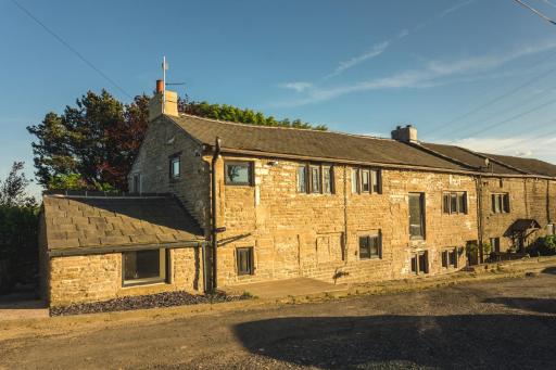 Luxury traditional stone farmhouse in Saddleworth - Housity