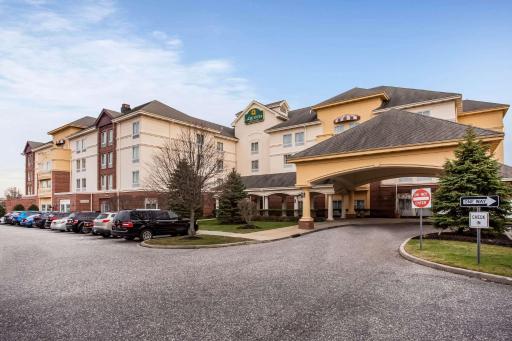 La Quinta by Wyndham Islip - MacArthur Airport - Housity