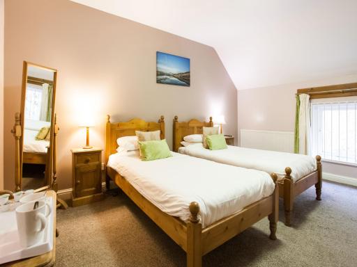 OYO Ladybower Inn - Housity