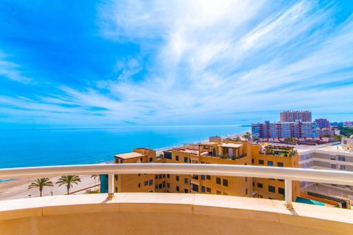 Lovely Apartment Beach Front & Pool - Housity