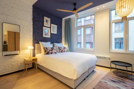 The Blue Parrot - Housity