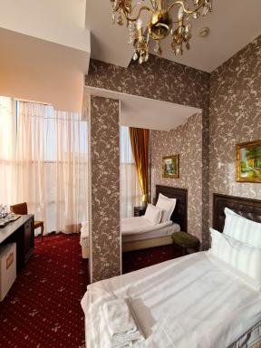 Golden Hotel - Housity
