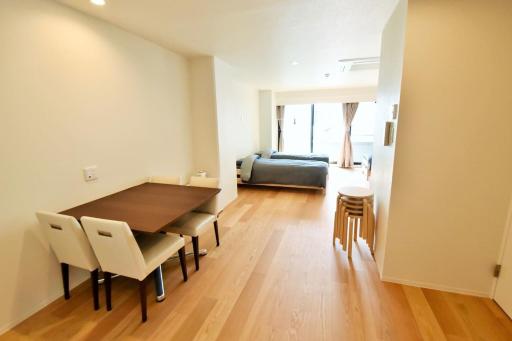 Enzo Uno - Housity