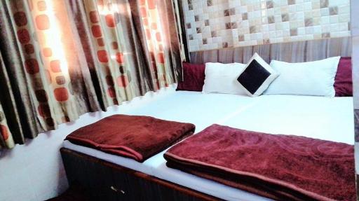 Ajanta Hotel 100 Mtrs Railway Station & 400 Mtrs Dargah - Housity