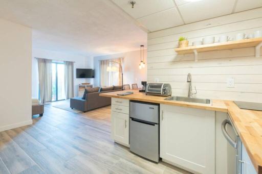 Deluxe Studio w/ Lakeview - free parking/pool - Housity