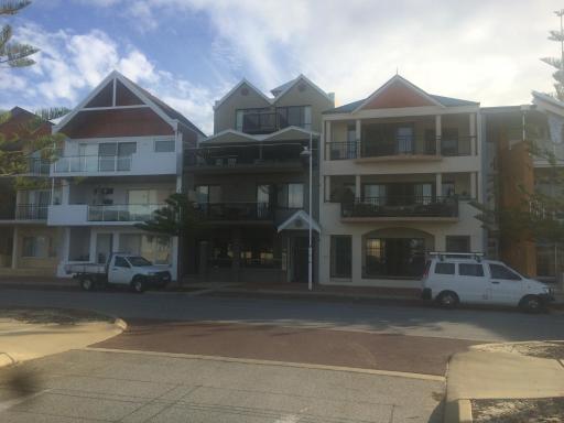 Beachfront Breakwater Short Stay - Housity