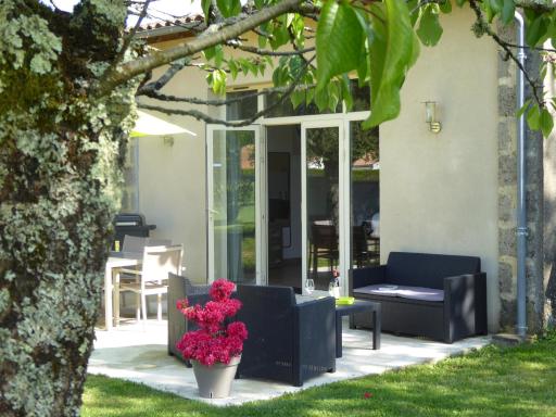 La Vigneraie de Laura: Gîte Entre Vignes et Chênes - Housity