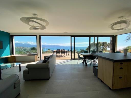 Villa haut de gamme avec splendide vue mer et piscine, passage secret à découvrir - Housity