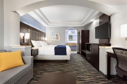 Days Inn & Suites by Wyndham Houston Hobby Airport - Housity