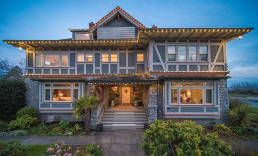 Dashwood Manor Seaside Bed & Breakfast - Housity