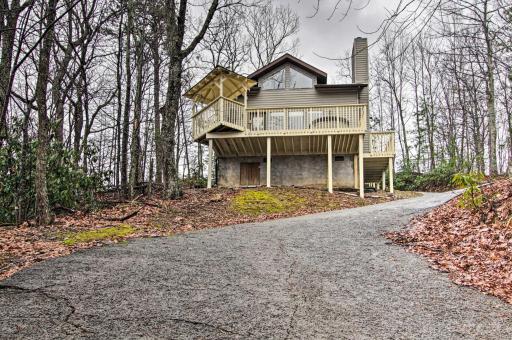 Cozy Gatlinburg Hideaway with Hot Tub and Air Hockey - Housity