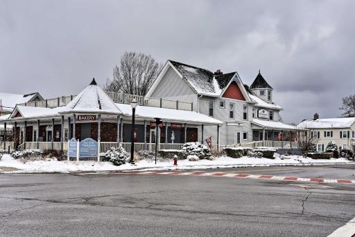 Warm and Welcoming Suite Amherst Historic District - Housity